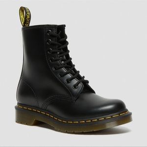 1460 WOMEN’S SMOOTH LEATHER LACE UP BOOTS • DR. MARTENS
